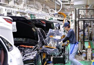 トヨタ自動車元町工場の生産ライン。好調な設備投資が日本経済を押し上げる=愛知県豊田市元町 トヨタ自動車元町工場の生産ライン。好調な設備投資が日本経済を押し上げる=愛知県豊田市元町