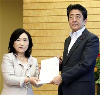 人事院の一宮なほみ総裁から人事院勧告を受け取る安倍首相=10日午前、首相官邸 人事院の一宮なほみ総裁から人事院勧告を受け取る安倍首相=10日午前、首相官邸