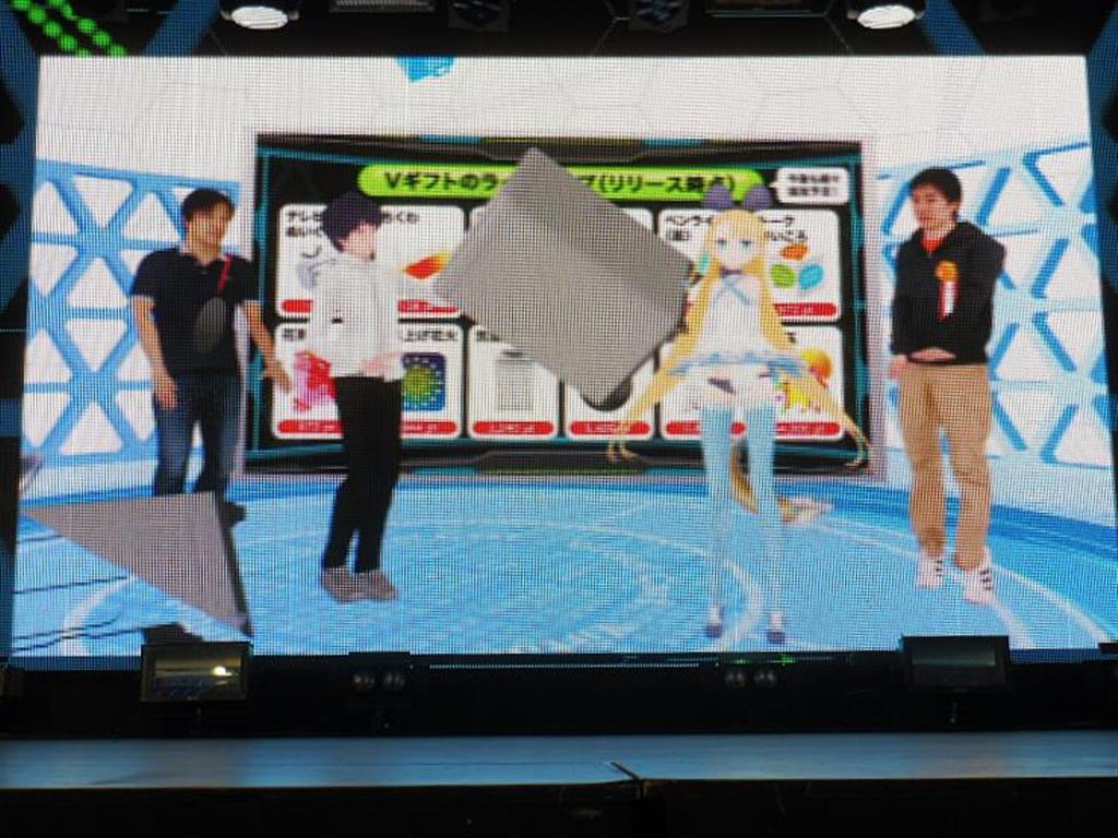 花束や鮭、冷蔵庫などを贈って場を盛り上げられる「バーチャルキャスト」のＶギフト機能