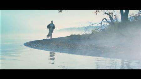 何かを探し求めて湖畔を走る新垣さん（ＧＭＯクリック証券提供）