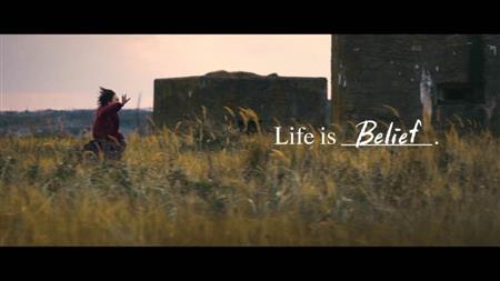 草原の中を一生懸命に走る新垣結衣さん（ＧＭＯクリック証券提供）