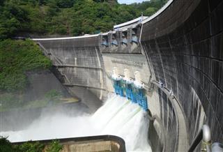 天ヶ瀬ダムの放水の様子。地元自治体などが見学ツアー化を目指している＝京都府宇治市（お茶の京都ＤＭＯ提供）