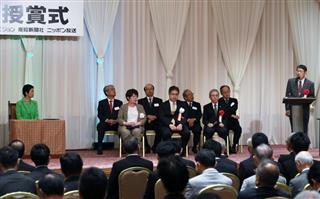 「第３２回独創性を拓く先端技術大賞」授賞式で記念講演する桐蔭横浜大学医用工学部の宮坂力特任教授（右端）＝７月１１日、東京・元赤坂の明治記念館（酒巻俊介撮影）