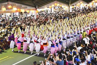 阿波おどり振興協会が独自に決行した「総踊り」＝１３日夜、徳島市