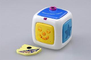 タカラトミーの「天井いっぱい！おやすみホームシアター」（希望小売価格７５３８円）。ディスク状のフィルム（手前）を内蔵のＬＥＤライトで照らし投影する