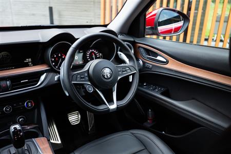 ステルヴィオの車内