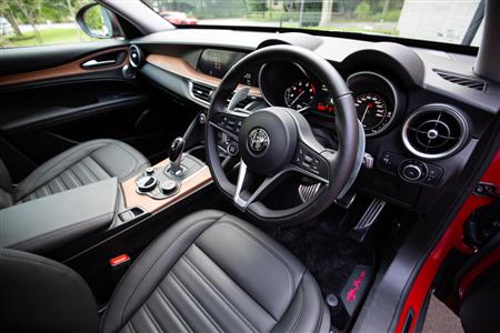 ステルヴィオの車内