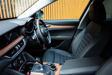 ステルヴィオの車内