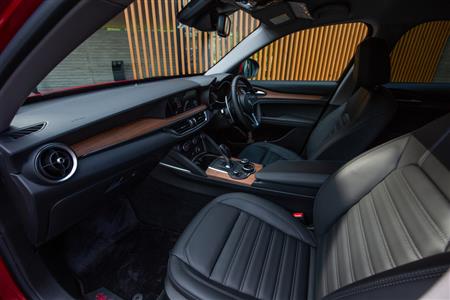 ステルヴィオの車内