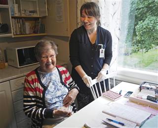 ベーシックインカムを社会実験中のフィンランド。首都ヘルシンキの市場は多くの市民や観光客でにぎわう＝６月（共同）