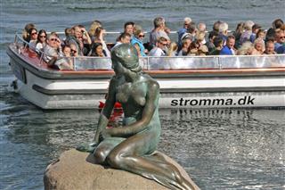 北欧デンマークの首都コペンハーゲンで、人魚姫の像を眺めて夏の一日を楽しむ観光客=2017年8月(共同) 北欧デンマークの首都コペンハーゲンで、人魚姫の像を眺めて夏の一日を楽しむ観光客=2017年8月(共同)