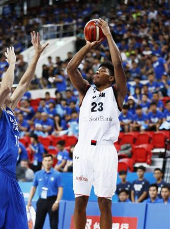 アジア１次予選の台湾戦でシュートを放つ八村（共同）