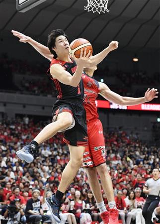 【Ａ東京－千葉】Ｂリーグチェンピオンシップ決勝第４クオーター、ディフェンスをかわしシュートを決めるＡ東京・馬場＝横浜アリーナ
