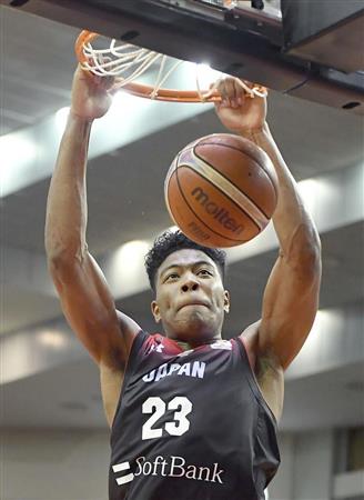 オーストラリア戦の第４クオーター、ダンクシュートを決める八村