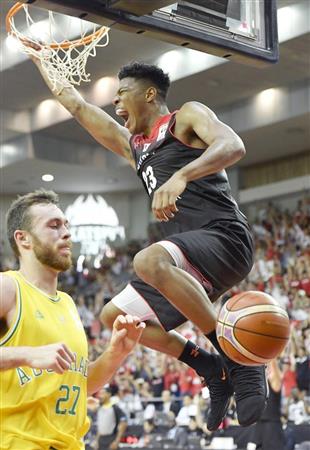 オーストラリア戦の第４クオーター、ダンクシュートを決め、雄たけびを上げる八村