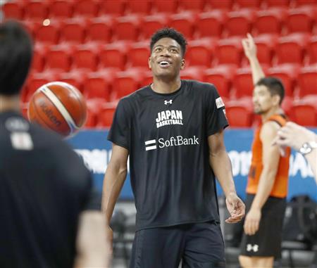 試合会場での練習で笑顔を見せる八村＝台北（共同）