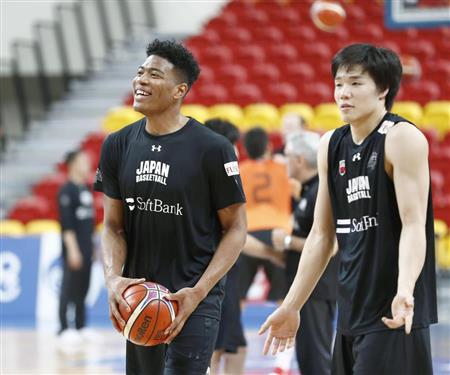 試合会場での練習でリラックスした表情を見せる八村（左）と馬場（共同）