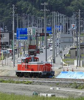 ＪＲ山田線の不通区間を試験走行するディーゼル機関車＝２１日午前、岩手県釜石市