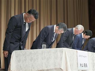 プロアマ戦での言動をめぐり、記者会見で頭を下げる男子ゴルフの片山晋呉選手（左端）ら＝６月２７日、東京都内