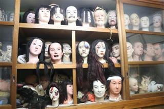 丸山工芸社の柳誠社長が製作したお化け屋敷用などの人形頭部＝栃木県佐野市田沼町