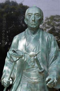 富岡八幡宮の境内に建つ伊能忠敬像