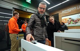 スマートフォンをゲートにかざして入店し、商品を持って店外に出れば自動精算される「アマゾン・ゴー」＝米シアトル（ＡＰ）