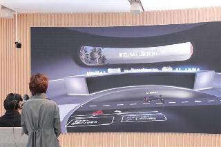 「ボルボスタジオ青山」のＶＲコーナーでは、目の前に広がる大画面で運転支援機能などを疑似体験できる＝東京都港区（ボルボ・カー・ジャパン提供）