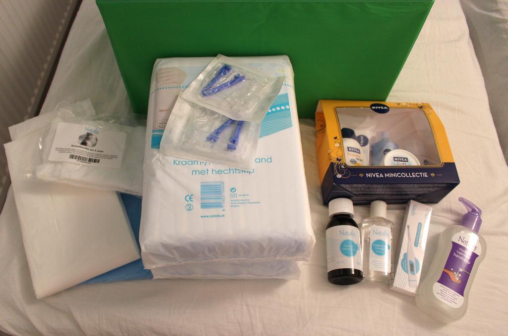 保険会社から送られてくるベビー用品詰め合わせセット。自宅出産用グッズがメイン