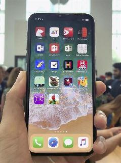 アップルのスマートフォン「ｉＰｈｏｎｅ（アイフォーン）Ｘ」＝７月３１日、米ニューヨーク（共同）