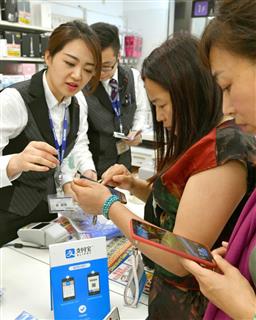 アリペイで買い物の決済をする観光客＝東京・秋葉原の「ラオックス秋葉原本店」（斎藤良雄撮影）