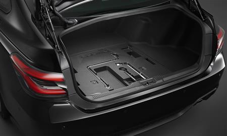 新型クラウンの車内