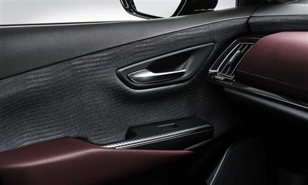 新型クラウンの車内