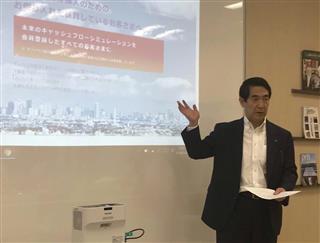 投資用不動産のお金の流れを予測する「キャッシュフローシミュレーター」について説明するオリックス銀行の浦田晴之社長=28日午後、東京都中央区 投資用不動産のお金の流れを予測する「キャッシュフローシミュレーター」について説明するオリックス銀行の浦田晴之社長=28日午後、東京都中央区