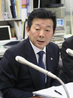 元男性行員の着服事件を受け、記者会見するきらぼし銀の渡辺寿信頭取＝３１日午後、東京都中央区