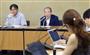 インターネット依存の実態調査結果について発表する、厚生労働省研究班の尾崎米厚鳥取大教授（奥左）ら＝３１日午後、厚労省