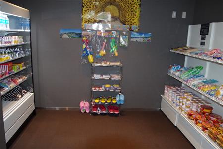 「スマート・コンビニ」では、現在は約６０品目を販売している。一番人気はカップめん