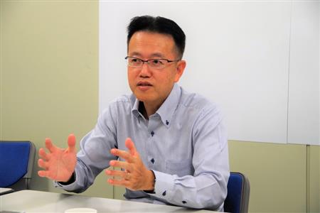 「無人コンビニ」の仕組みについて説明するＮＥＣの奥山祐一・シニアエキスパート
