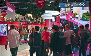 ベルリンで開幕した家電見本市「ＩＦＡ」＝３１日（共同）