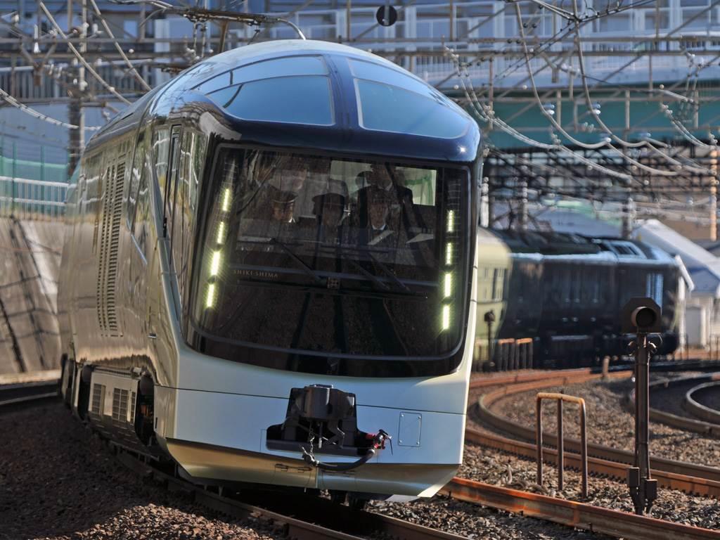 ＪＲ東日本の豪華寝台列車「トランスイート四季島」も２０１７年度の「年末年始コース」で熱海に立ち寄った（ＪＲ東日本千葉支社提供）