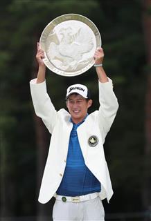フジサンケイクラシックを制し、優勝杯を手に笑顔の星野陸也=山梨県富士河口湖町の富士桜カントリー倶楽部(撮影・福島範和) フジサンケイクラシックを制し、優勝杯を手に笑顔の星野陸也=山梨県富士河口湖町の富士桜カントリー倶楽部(撮影・福島範和)