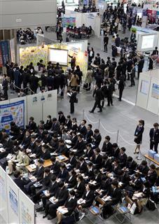 就職活動が解禁され、各企業のブースに集まる学生たち＝３月