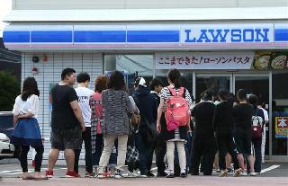 コンビニエンスストアの営業再開を並んで待つ人ら=6日朝、札幌市(蔵賢斗撮影) コンビニエンスストアの営業再開を並んで待つ人ら=6日朝、札幌市(蔵賢斗撮影)