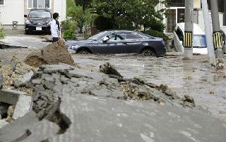 地震により土砂に埋まった乗用車=6日午前9時20分、札幌市清田区 地震により土砂に埋まった乗用車=6日午前9時20分、札幌市清田区