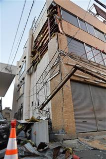未明に発生した地震は札幌市北区でも震度５強を記録した。その区内では建物の外壁などが崩れる被害も出ている＝札幌市北区内（野口隆史撮影）