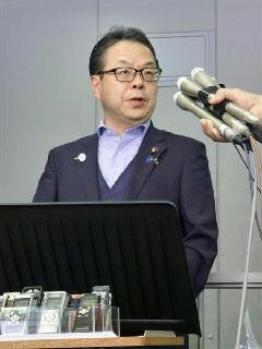北海道の地震による大規模停電について記者団に説明する世耕経産相=6日午前、経産省 北海道の地震による大規模停電について記者団に説明する世耕経産相=6日午前、経産省