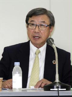 「海洋プラスチック問題対応協議会」の会長に就任し、記者会見する三井化学の淡輪敏社長＝７日午前、東京都中央区