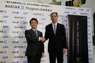 「アバターＸプログラム」の発表会見で握手するＡＮＡホールディングスの片野坂真哉社長（左）とＪＡＸＡの山川宏理事長＝６日、神奈川県相模原市
