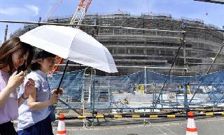 ２０２０年東京五輪・パラリンピックに向け建設中の新国立競技場。サマータイムは酷暑対策の切り札となるか＝７月２３日、東京都新宿区
