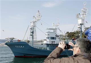 調査捕鯨が始まり、鮎川港を出港する捕鯨船=宮城県石巻市 調査捕鯨が始まり、鮎川港を出港する捕鯨船=宮城県石巻市