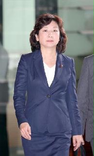 官邸入りする野田聖子総務相＝１１日午前、首相官邸（春名中撮影）